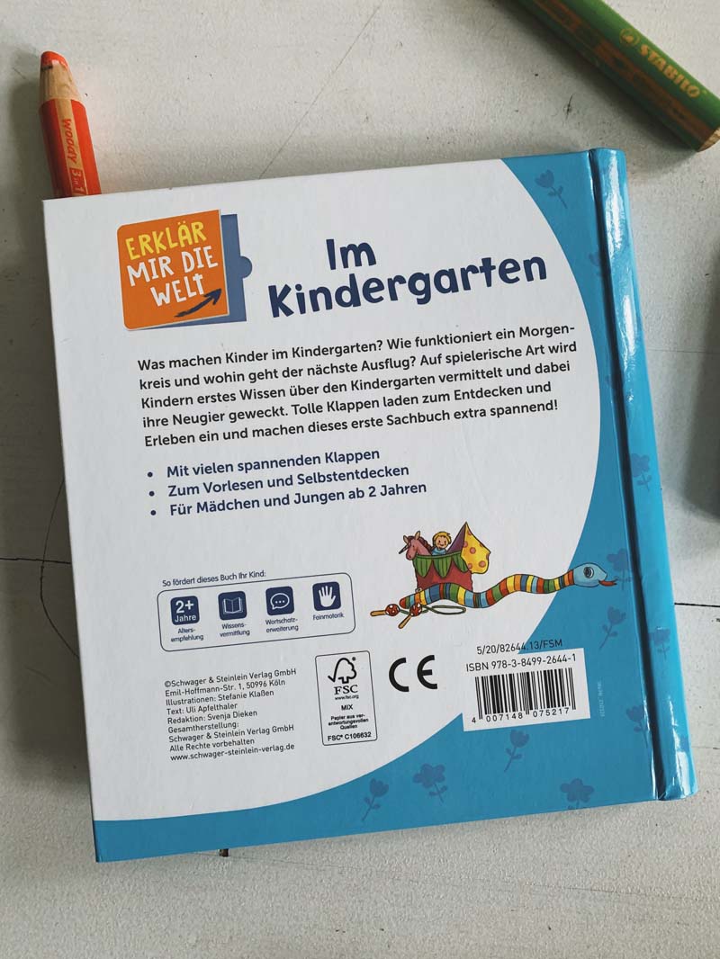 Im Kindergarten: Erklär mir die Welt! Klappenbuch für Kinder ab 2 Jahren von Uli Apfelthaler und Stefanie Klaßen erschienen bei Schwager &amp; Steinlein 2022.